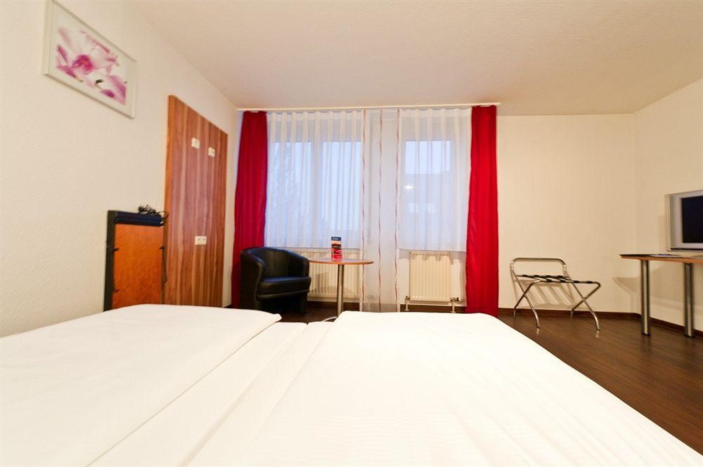Hotel Domino Stuttgart Bagian luar foto