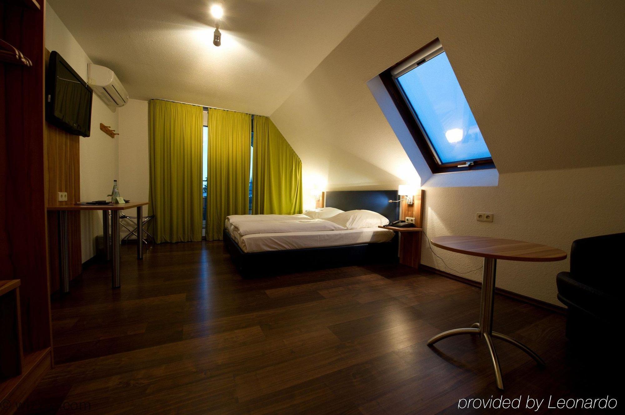Hotel Domino Stuttgart Bagian luar foto