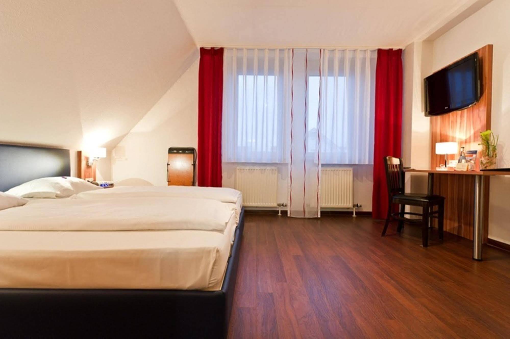 Hotel Domino Stuttgart Bagian luar foto