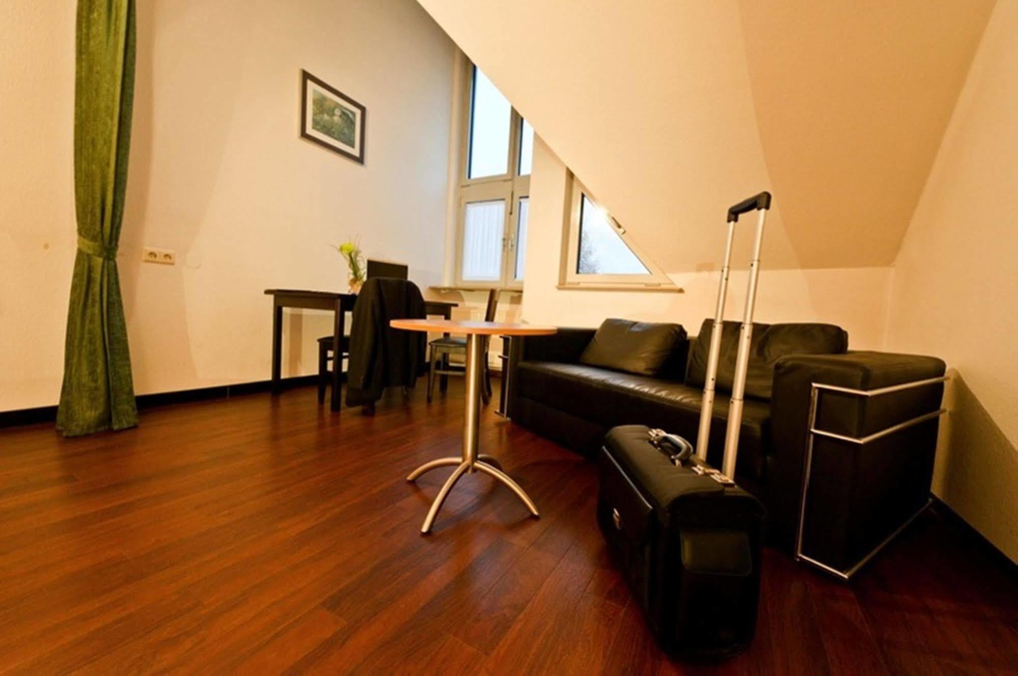 Hotel Domino Stuttgart Bagian luar foto