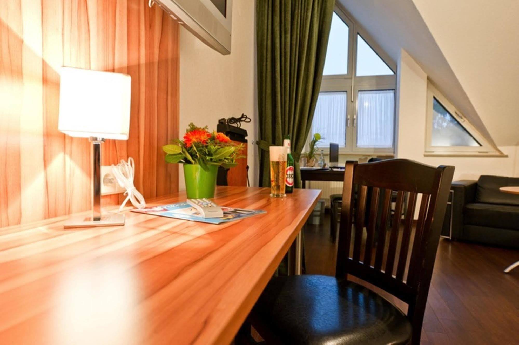 Hotel Domino Stuttgart Bagian luar foto