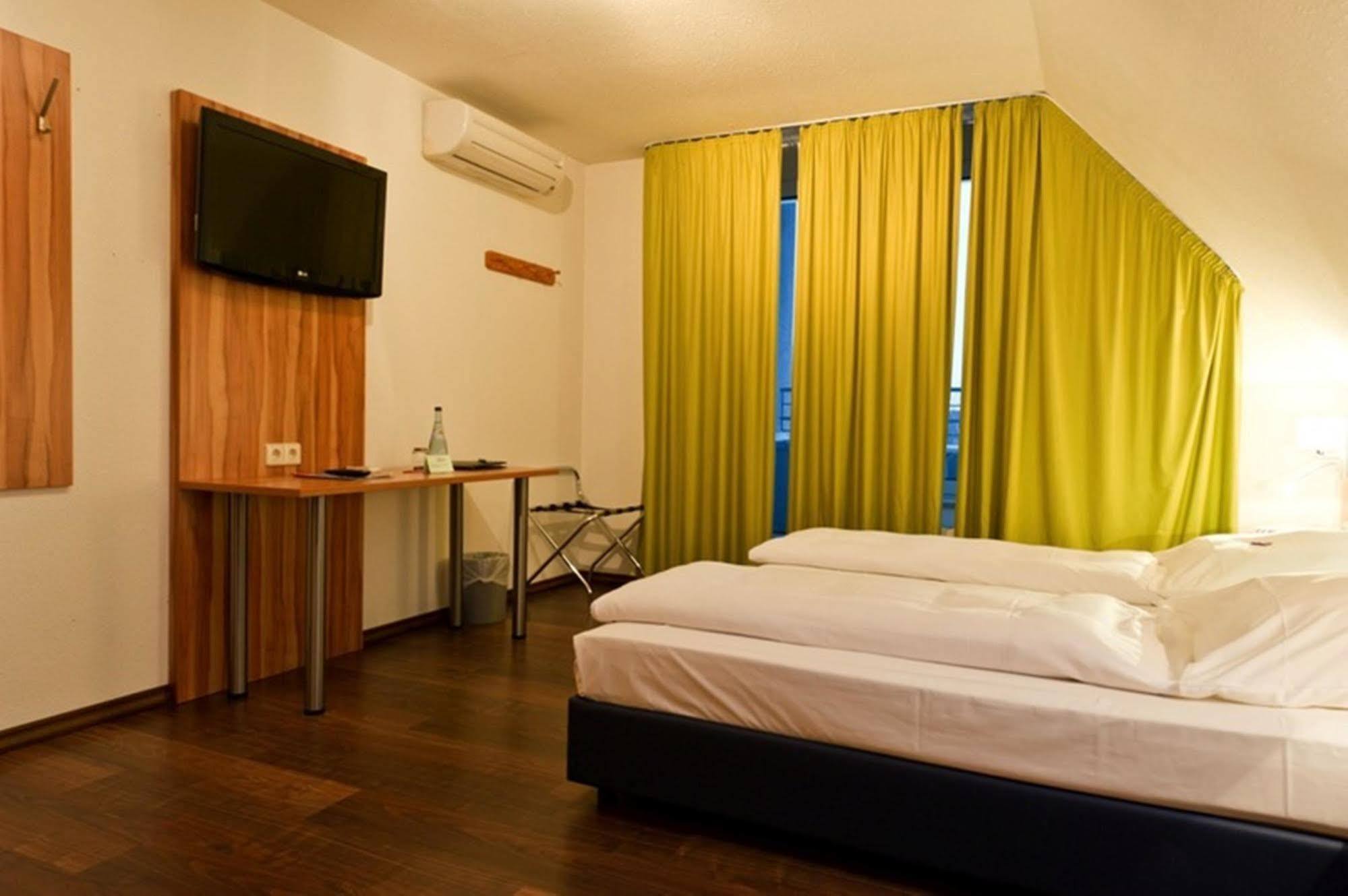 Hotel Domino Stuttgart Bagian luar foto