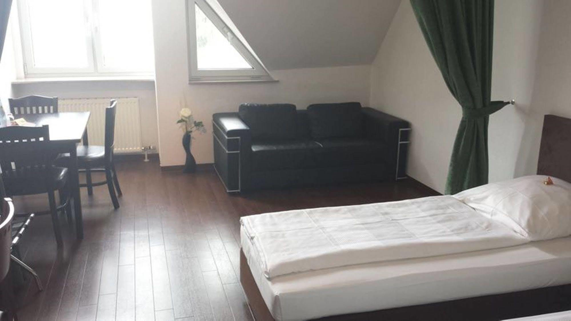 Hotel Domino Stuttgart Bagian luar foto