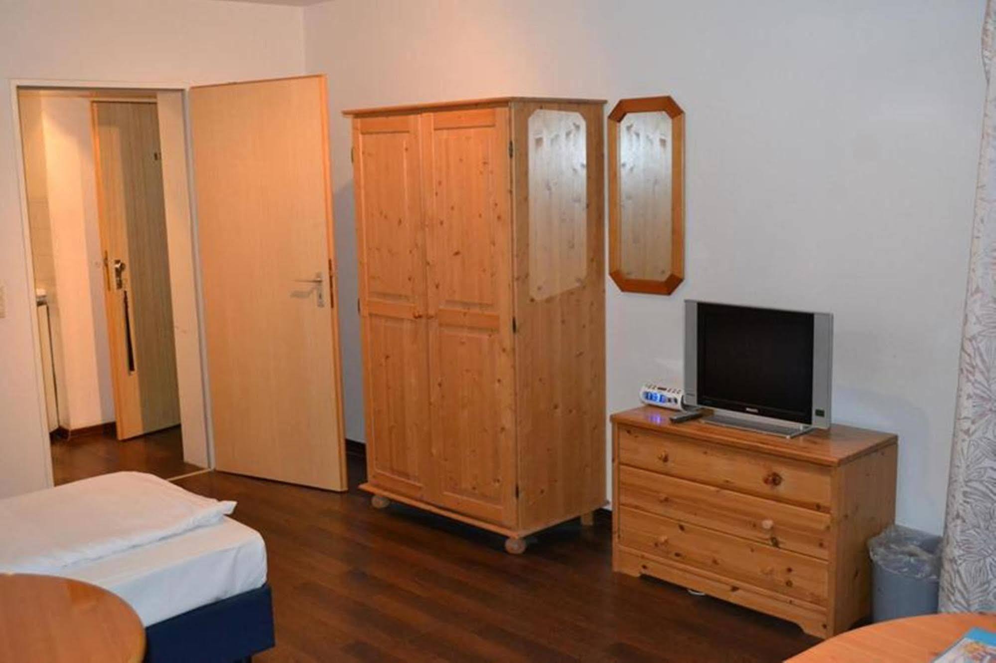 Hotel Domino Stuttgart Bagian luar foto